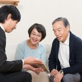 マイナス金利が「若手銀行員」と「高齢個人客」を押し潰す　金融商品「押し売り」の背景